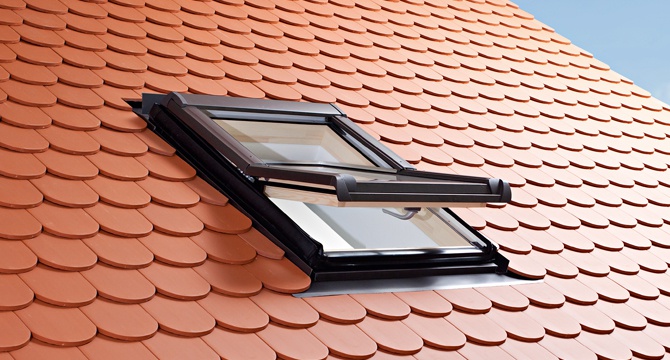 Ventana para tejado de apertura pivotante modelo Roto Designo R45